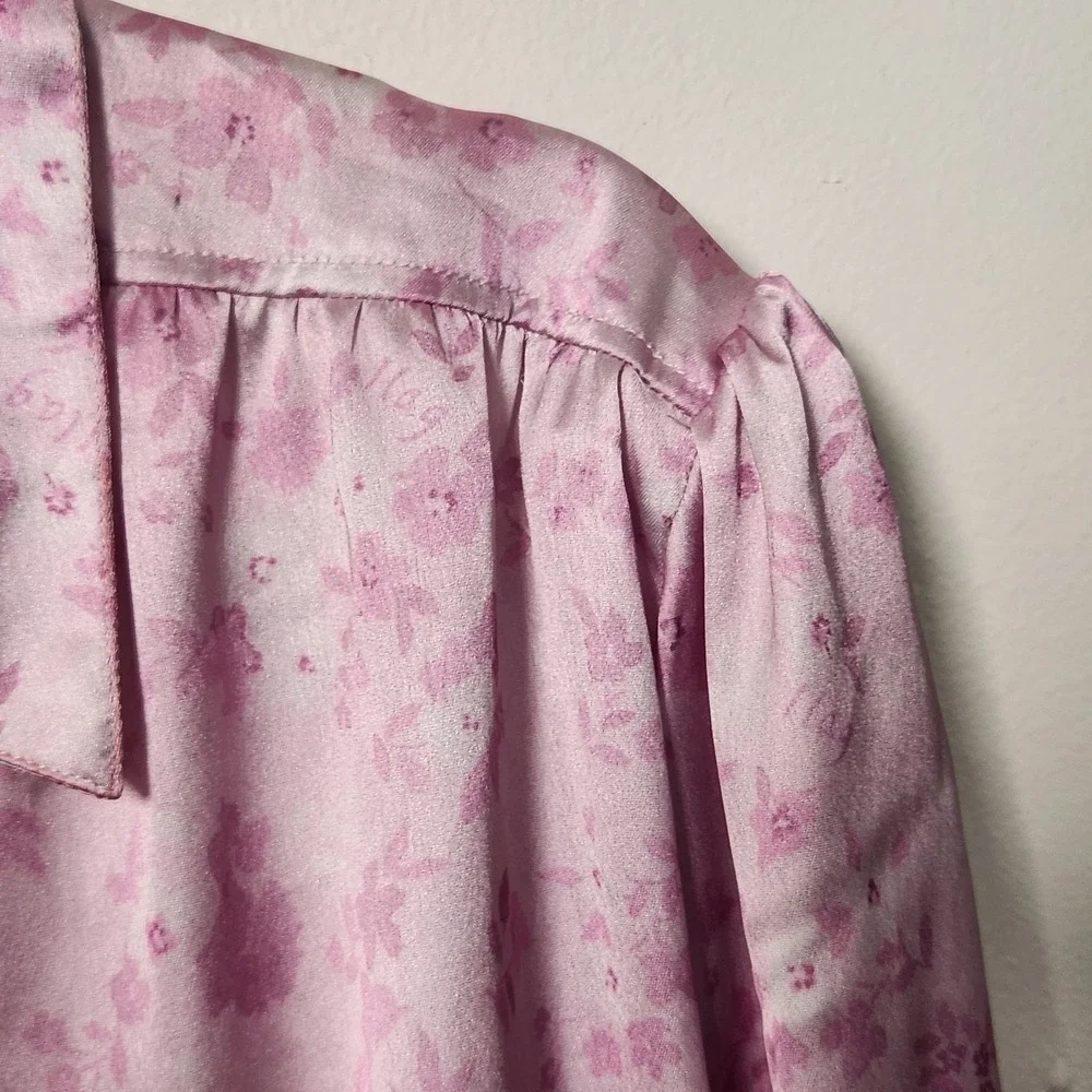 Ilag Plomme Satin Blouse Pink Flower Sm Puff Shoulder Hidden Placket Back Pleats